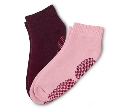 Une paire de chaussettes, une rose et une bordeaux, sont posées l'une sur l'autre. Les deux ont des picots en dessous.