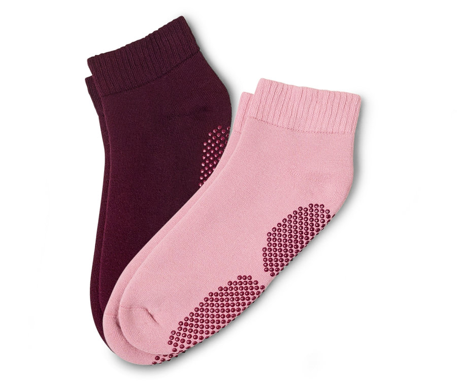 Une paire de chaussettes, une rose et une bordeaux, sont posées l'une sur l'autre. Les deux ont des picots en dessous.