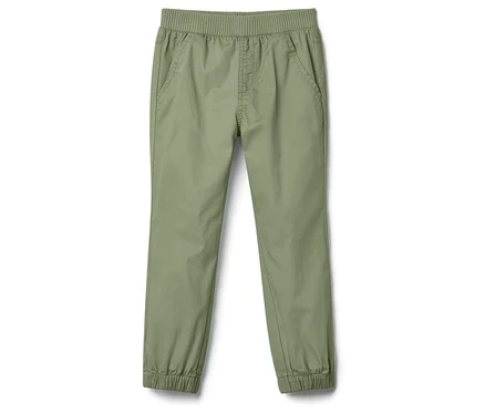 Un pantalon vert olive avec une taille et des chevilles élastiquées est posé sur un fond blanc.