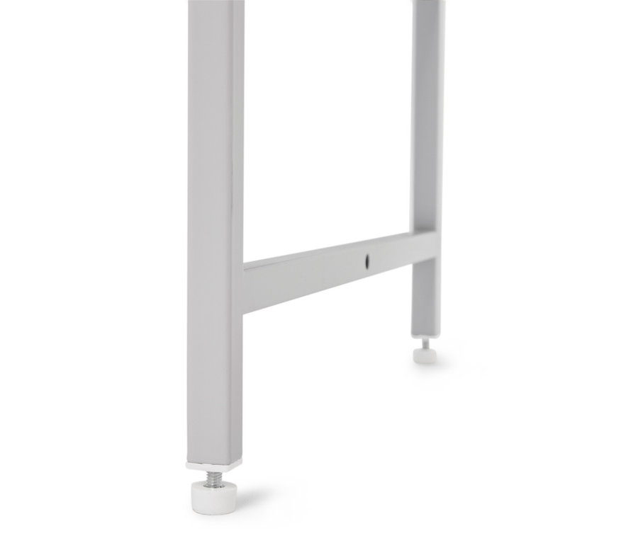 Gros plan sur un pied de table argenté avec un pied réglable sur un fond blanc.