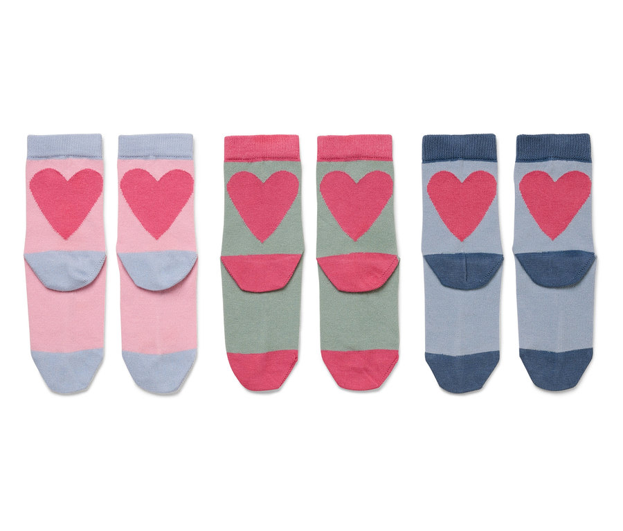 Trois paires de chaussettes avec des cœurs roses sur rose, vert et bleu.