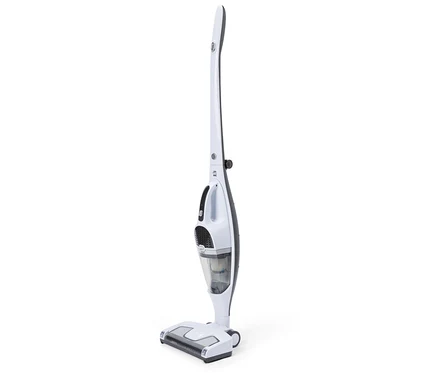Un aspirateur blanc et gris se dresse sur un fond blanc.
