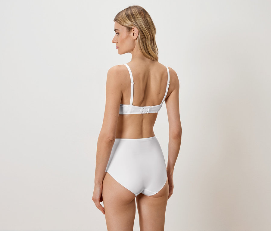 Femme de dos, portant un soutien-gorge blanc et une culotte blanche.
