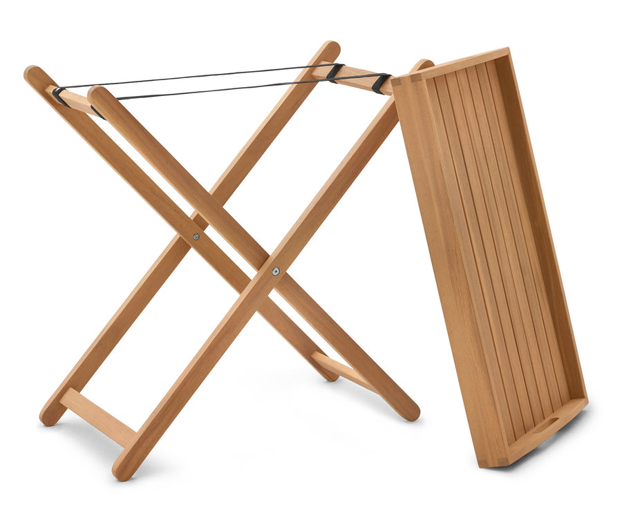 Une table de service en bois avec un plateau sur fond blanc.
