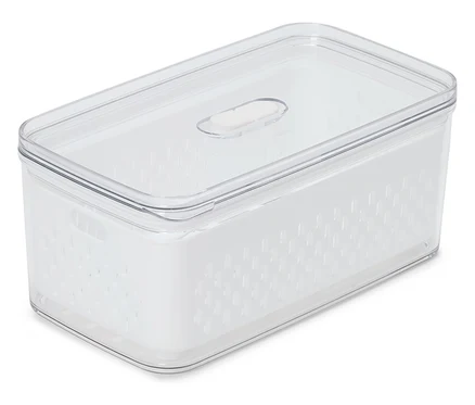 Un récipient alimentaire rectangulaire transparent avec un insert blanc et un couvercle transparent sur un fond blanc.