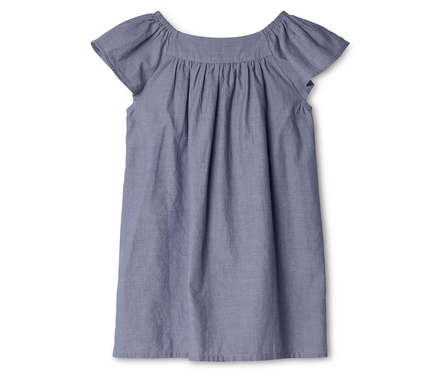 Une robe bleue à manches courtes est posée sur un fond blanc.