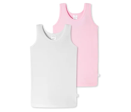 Un maillot de corps pour enfant SCHIESSER blanc est au premier plan, avec un rose derrière.
