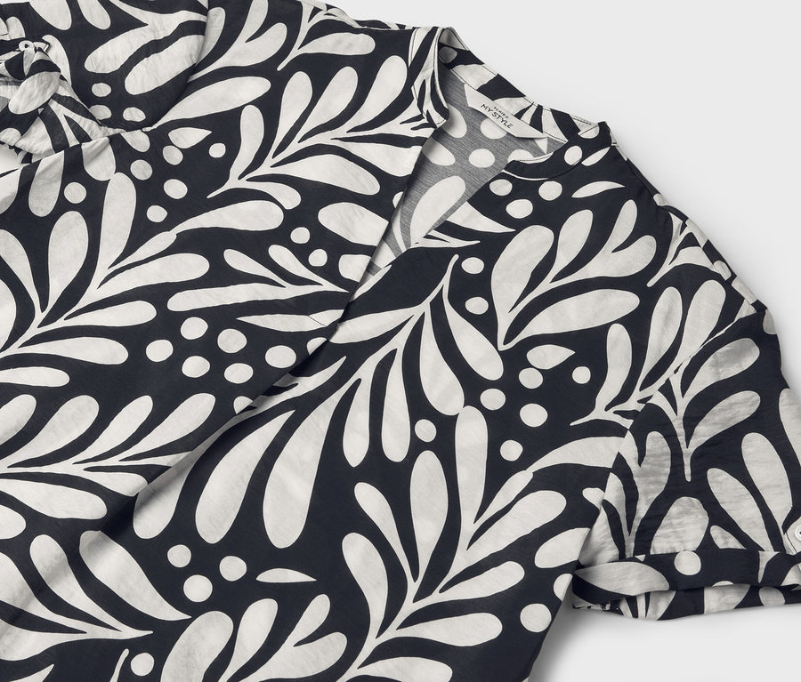 Gros plan d'une chemise à motifs noirs et blancs.