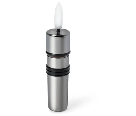 Une bougie LED argentée sur fond blanc.