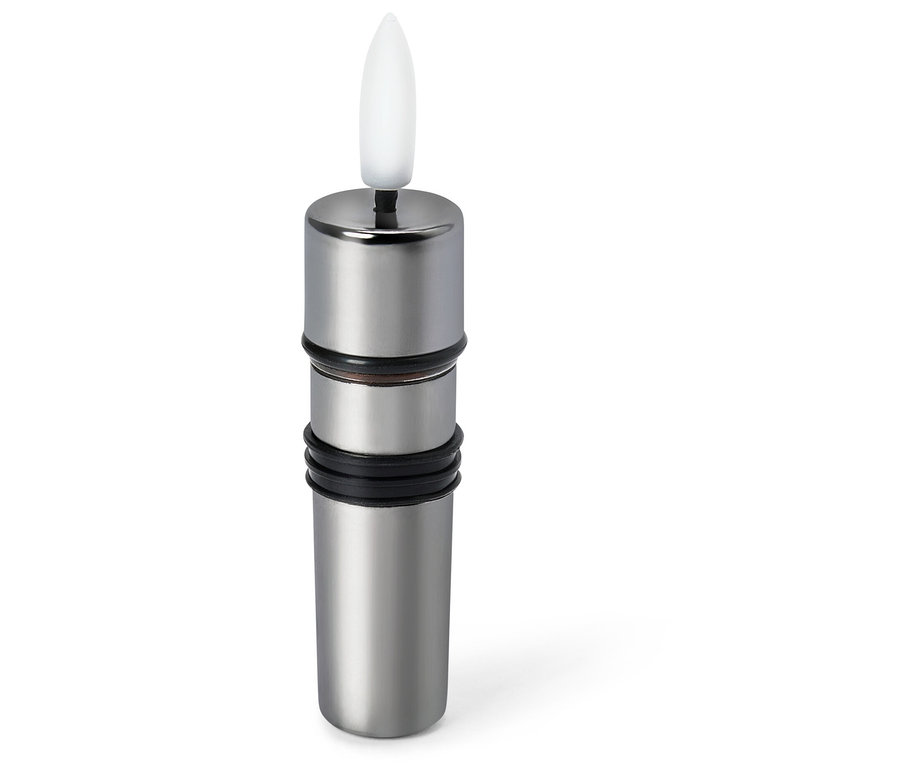 Une bougie LED argentée sur fond blanc.