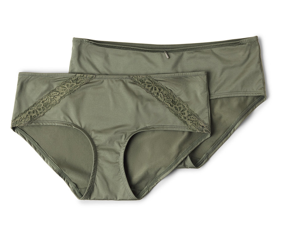 Deux culottes pour femmes vert olive sont superposées, la culotte avant ayant une garniture en dentelle.