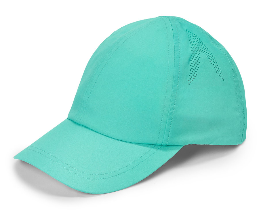 Une casquette de baseball turquoise clair repose sur un fond blanc. Un motif perforé est visible sur le côté.