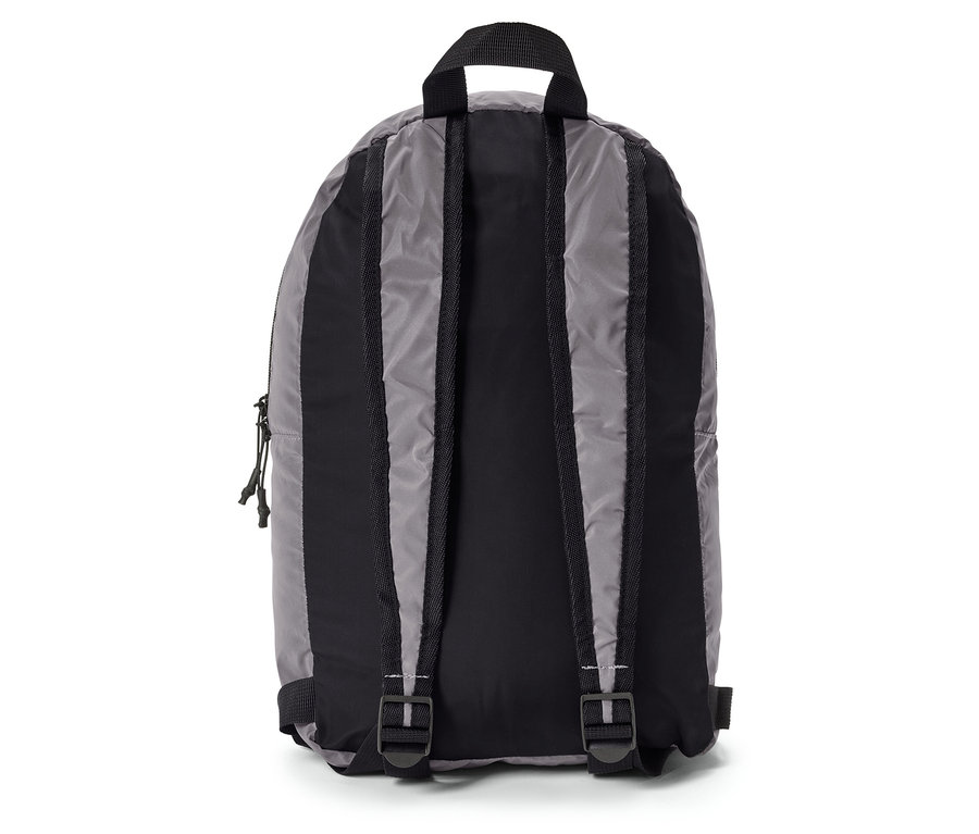 Vue arrière d'un sac à dos gris avec des bretelles et une poignée noires sur fond blanc.