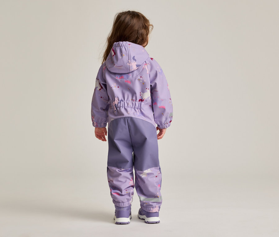 Vue de dos d'un enfant aux longs cheveux bruns portant un imperméable violet à capuche et un pantalon de pluie assorti à motifs de licornes.