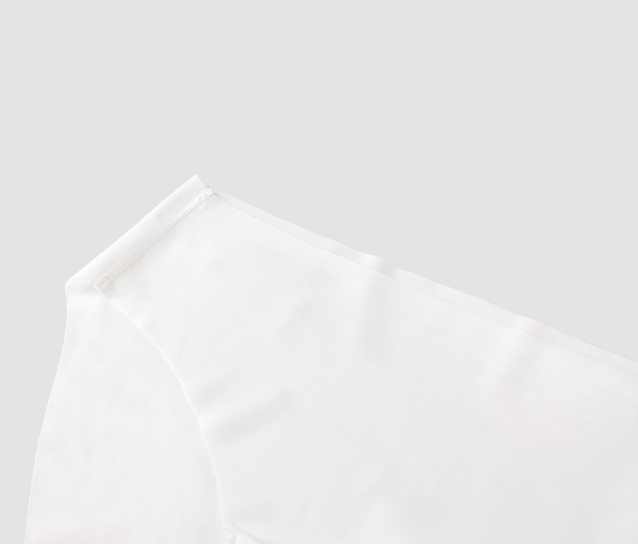 Gros plan sur un tissu blanc avec une couture.