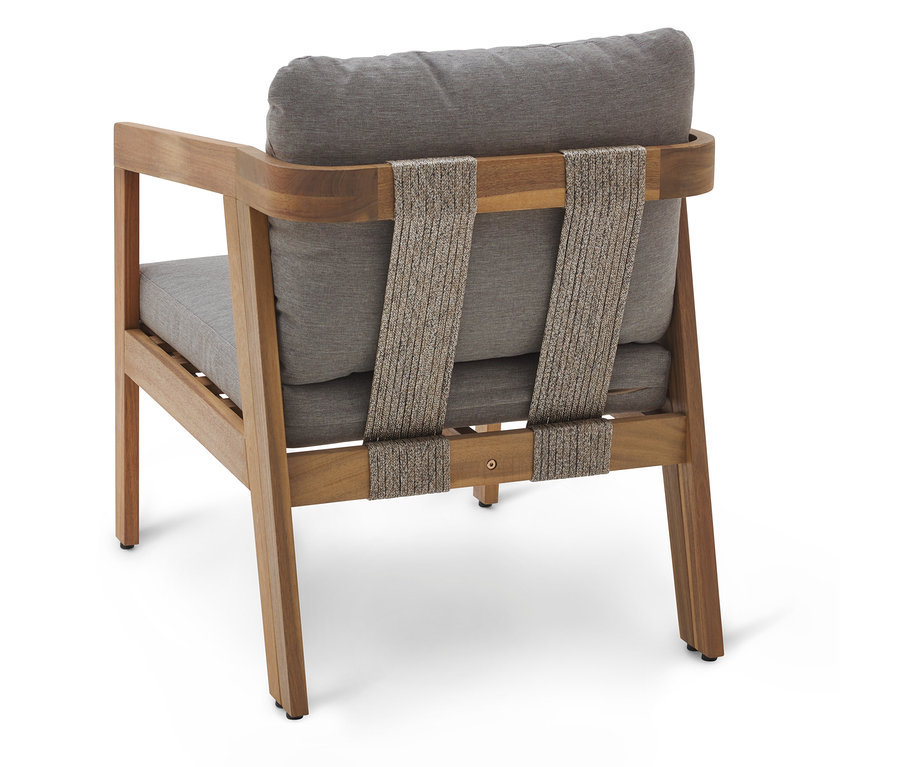 Vue arrière d'un fauteuil avec un cadre en bois et des coussins gris, maintenus par deux larges bandes de tissu tissé.