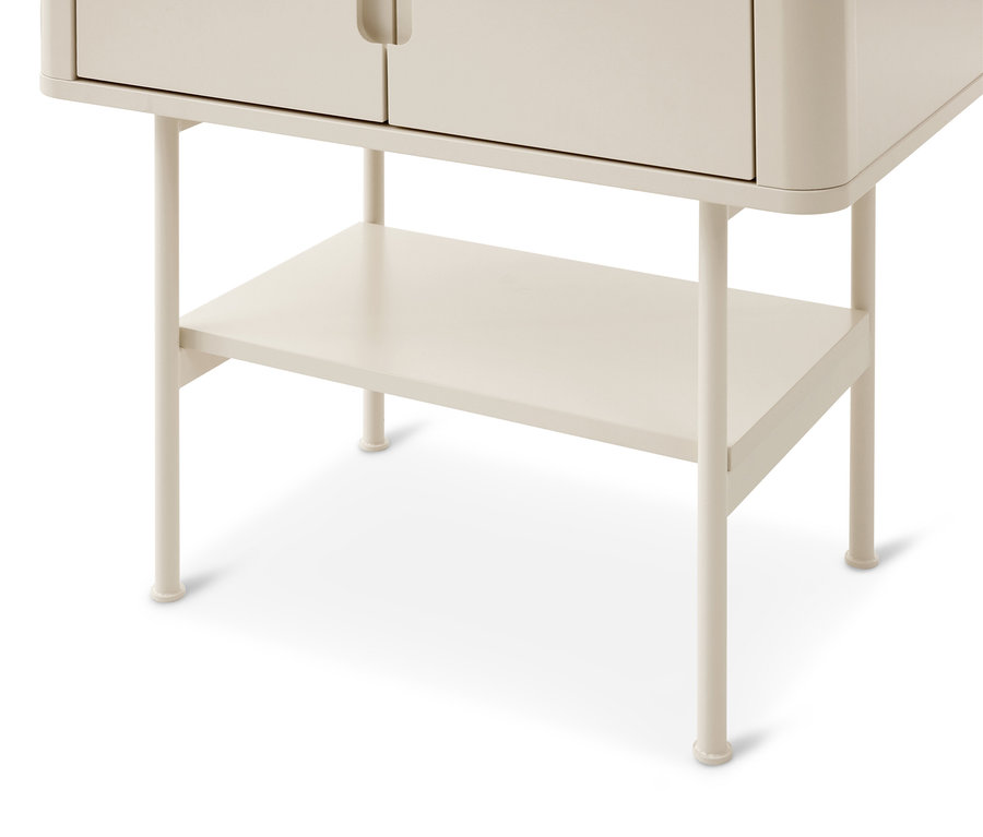 Partie inférieure d'une armoire beige avec une étagère ouverte et quatre pieds fins, sur fond blanc.