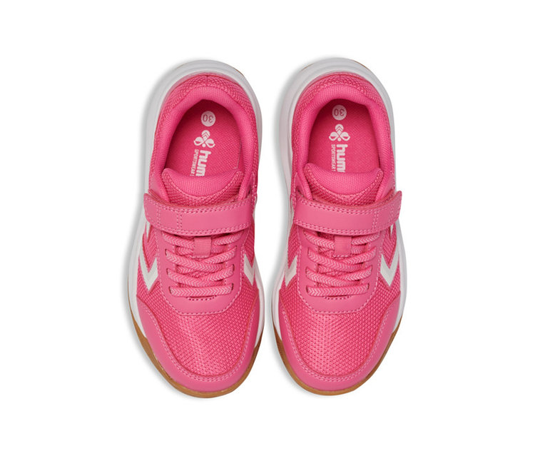 Une paire de baskets roses pour enfants avec une fermeture velcro et des lacets, des chevrons Hummel blancs et une semelle en gomme marron. Le logo Hummel et la taille 30 sont visibles sur la semelle intérieure.