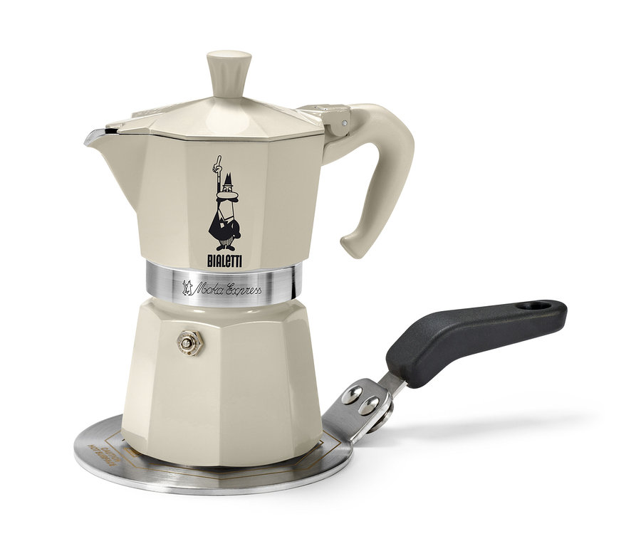 Une cafetière italienne Bialetti beige est posée sur une plaque d’adaptation à induction Bialetti de 13
c.