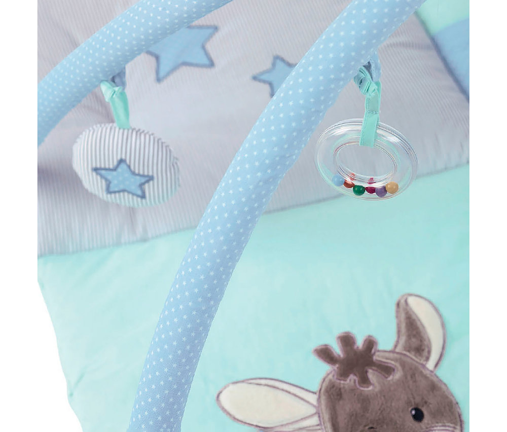 Tapis d'éveil bébé bleu clair avec zone rayée gris-blanc et étoiles bleues, applique tête d'animal marron, arche à pois et deux jouets suspendus : un ovale rayé avec une étoile et un anneau transparent avec des perles colorées.