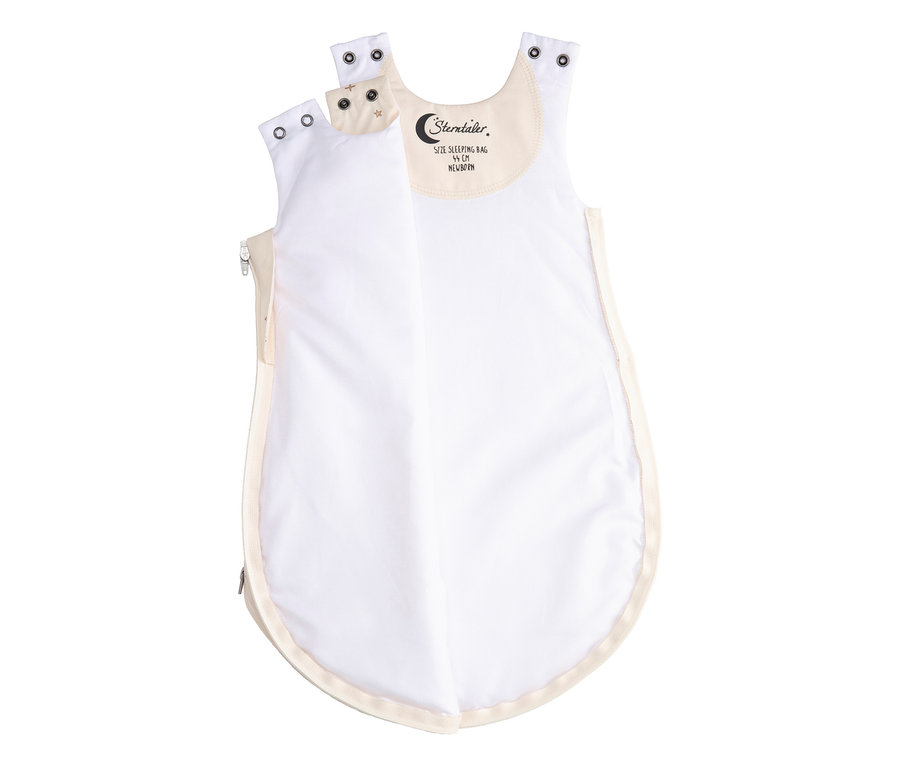 Gigoteuse bébé Sterntaler blanche (44 cm) avec accents crème, boutons-pression aux épaules et fermeture éclair latérale.