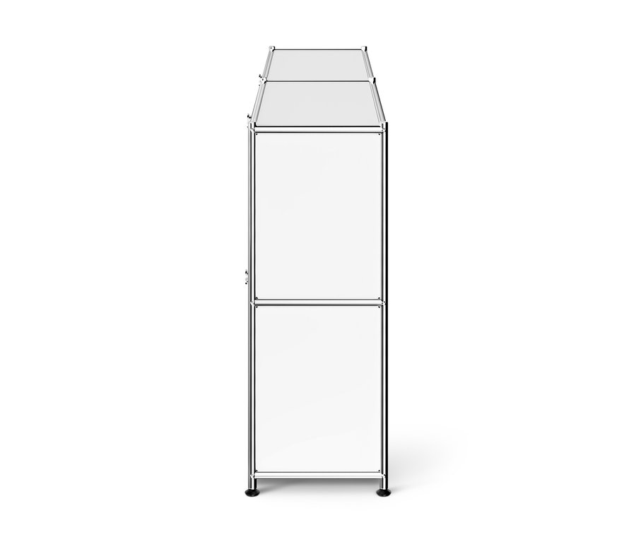 Armoire modulaire haute et étroite avec un cadre chromé et des panneaux blancs, composée de deux sections et d'une surface supérieure plate.