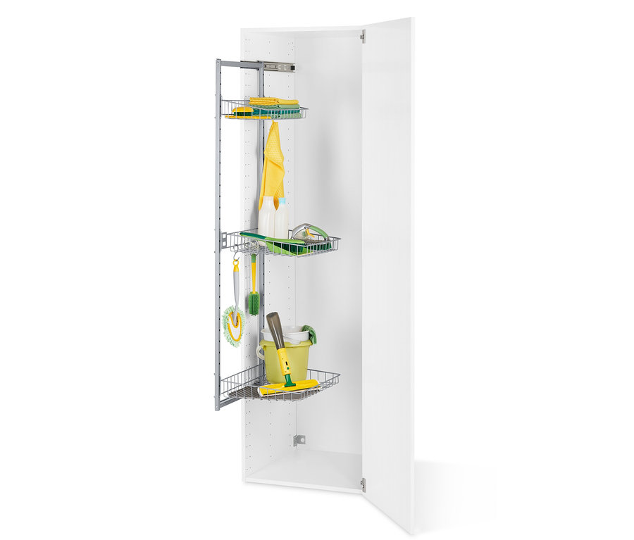 Produits de nettoyage dans des paniers métalliques à l'intérieur d'un placard blanc ouvert.