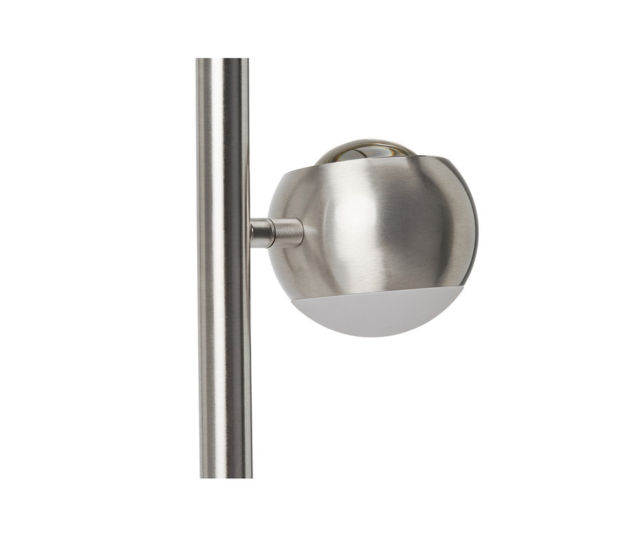 Gros plan d'une lampe avec un pied en métal brossé et une tête de lumière sphérique. La tête est en métal brossé en haut et blanche translucide en bas.