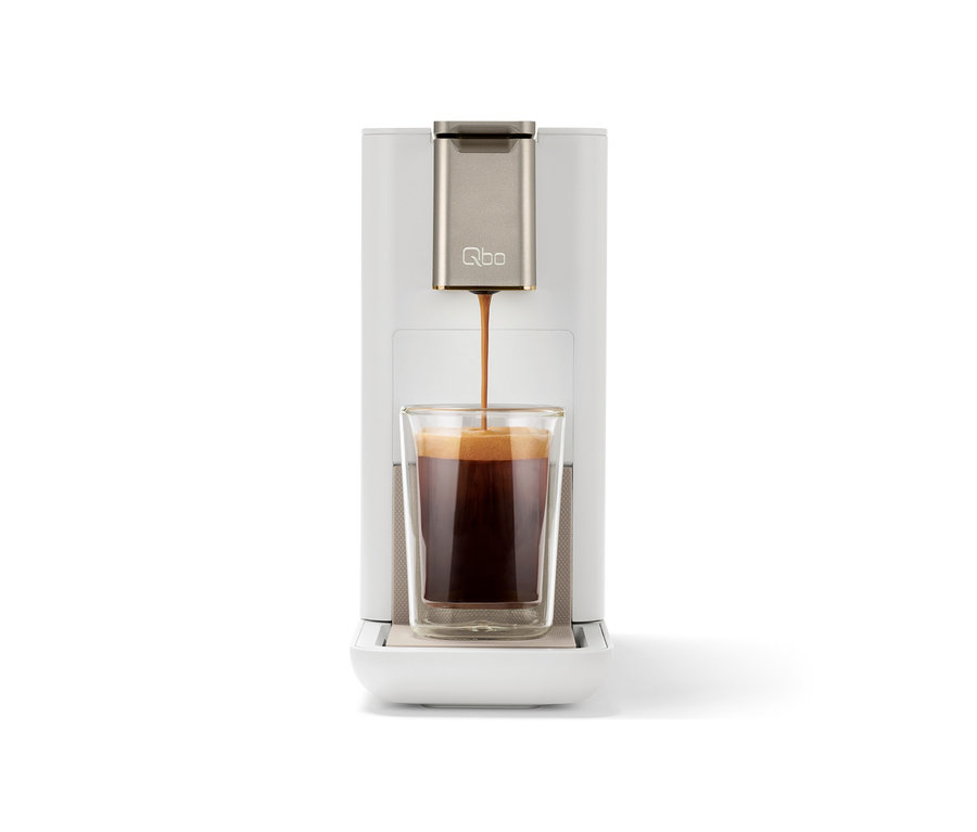 Le café coule d'une machine à café dans un verre.