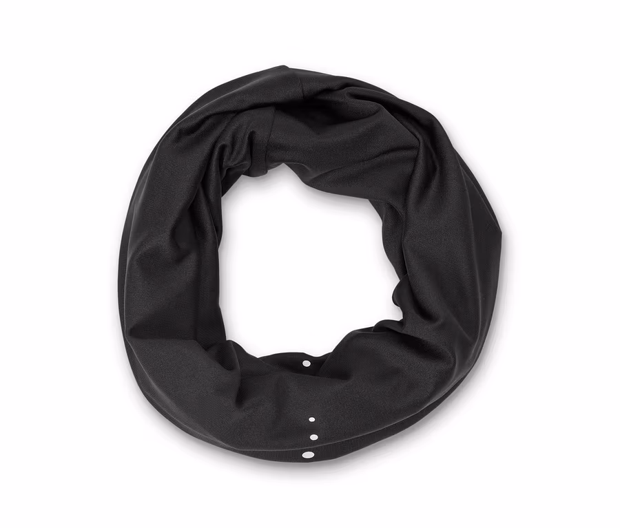 Foulard multifonction noir en forme de tube, avec trois petits points blancs alignés verticalement sur le devant, sur fond blanc.
