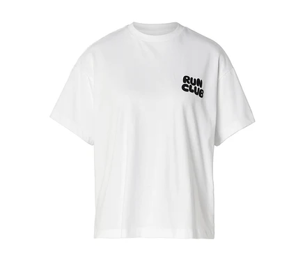 T-shirt de sport blanc à manches courtes avec l'inscription noire "RUN CLUB" sur la poitrine.