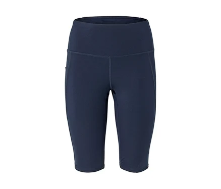 Gros plan sur un short de sport bleu marine sur fond blanc.