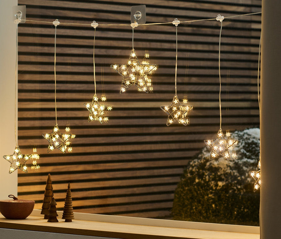 Rideau lumineux LED en forme d'étoile accroché à la fenêtre.
