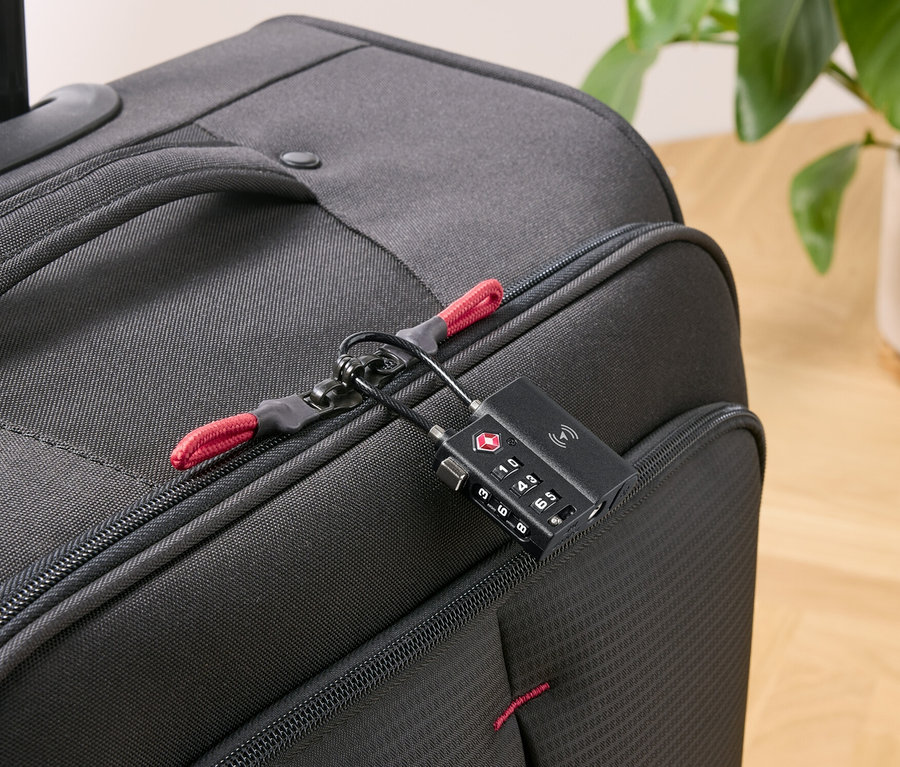 Valise noire avec cadenas intelligent TSA avec tracker.