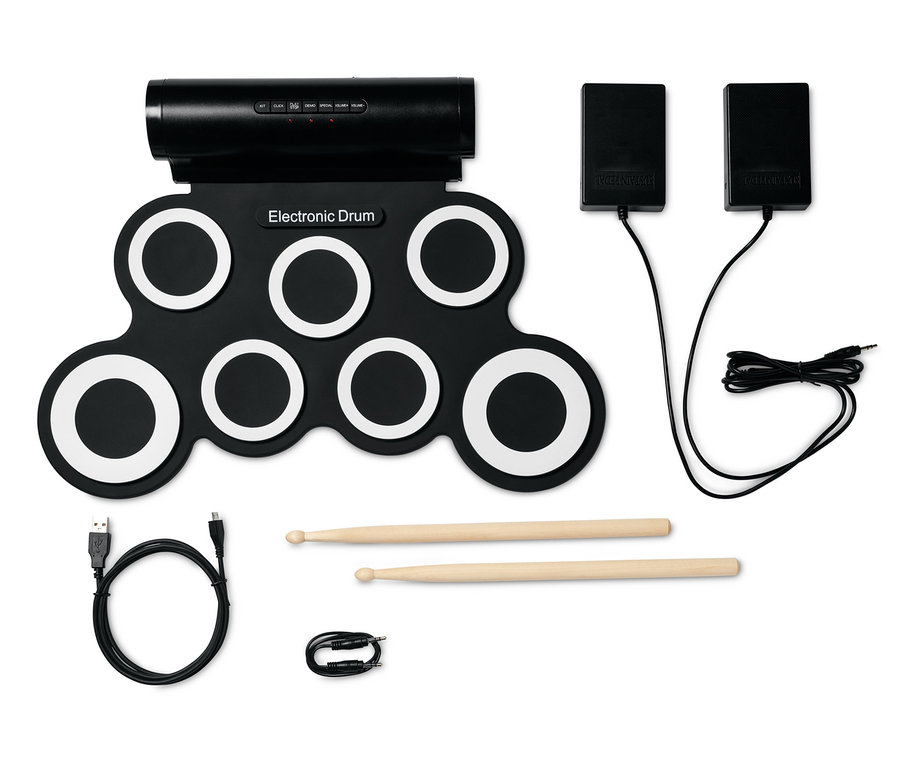 Un kit de batterie électronique noir avec des baguettes et des pédales sur un fond blanc.