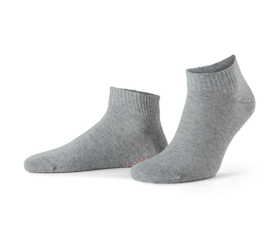 Deux paires de chaussettes de yoga grises.