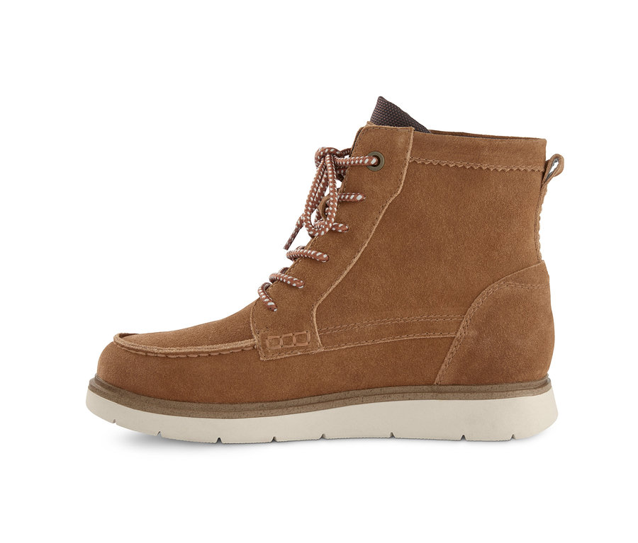 Une bottine marron en cuir velours avec des lacets sur une semelle blanche.