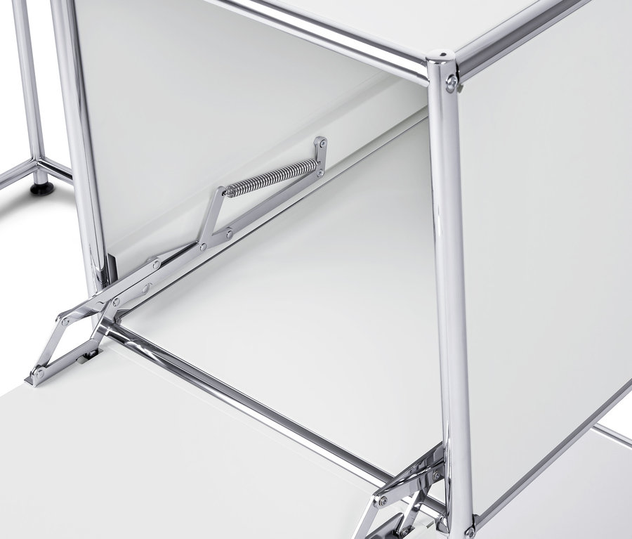 Détail d'un bureau en métal « CN3 » blanc avec porte abattante.