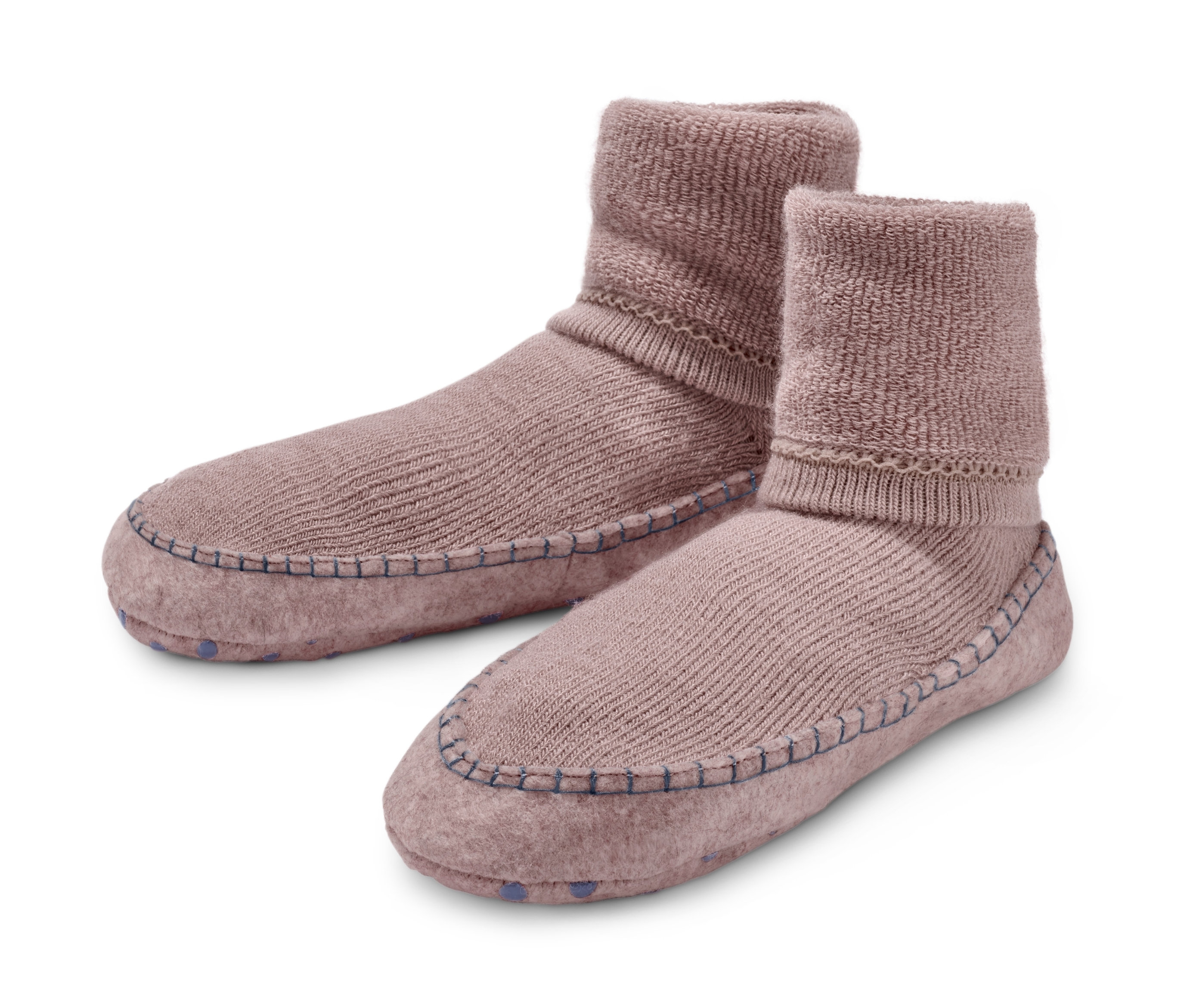 Deux paires de chaussons-chaussettes sur fond blanc.