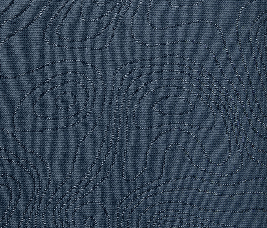 Gros plan d'un legging doux bleu avec un motif topographique.