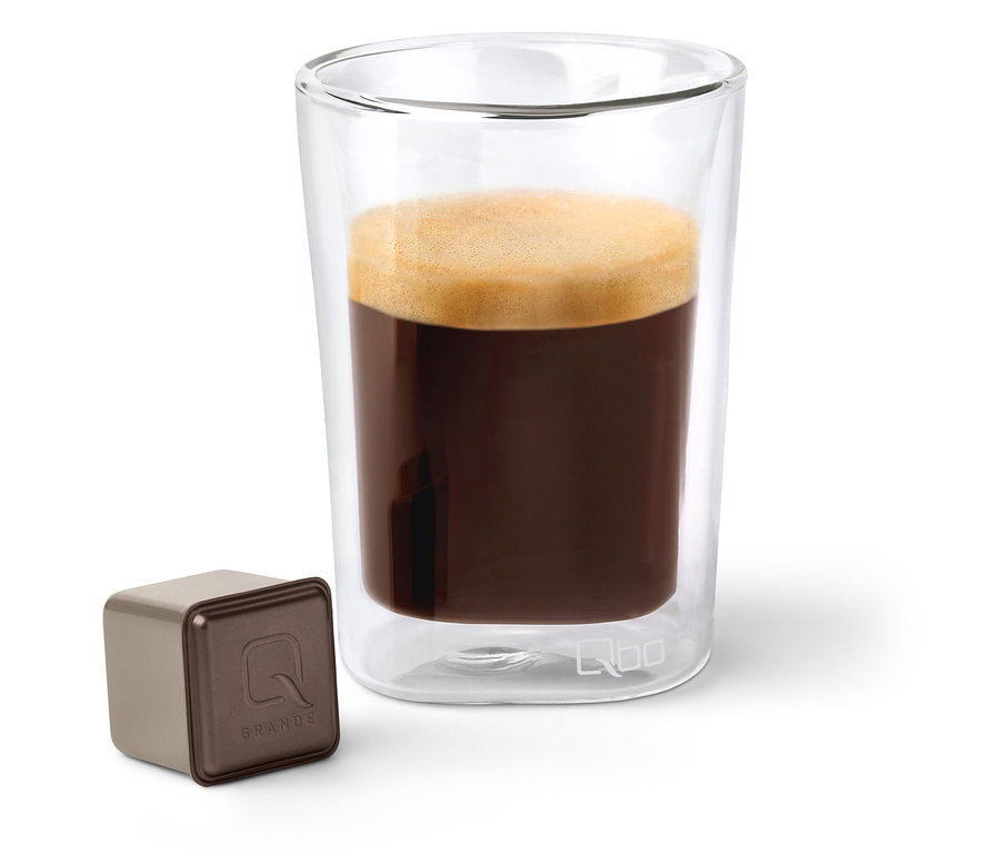 Café dans un verre à côté d'une capsule Qbo Caffè Grande ESPÍRITO SÃO PAULO.