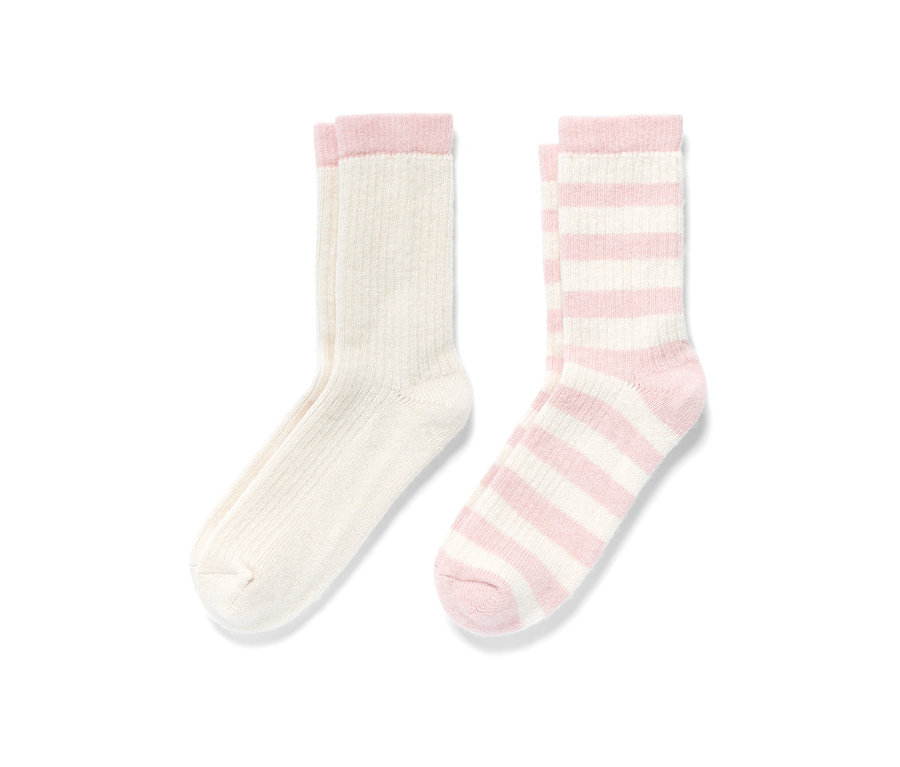 Deux paires de chaussettes en laine : une paire crème avec bordure rose, une paire rayée rose et blanc.