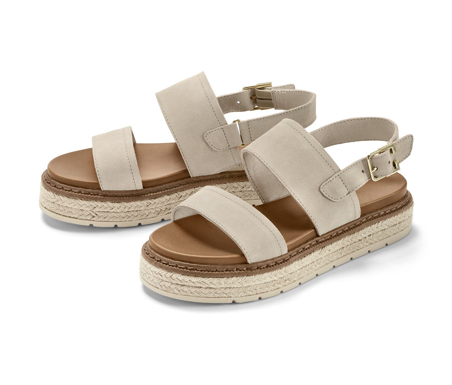 Deux sandales à plateau en cuir beige.