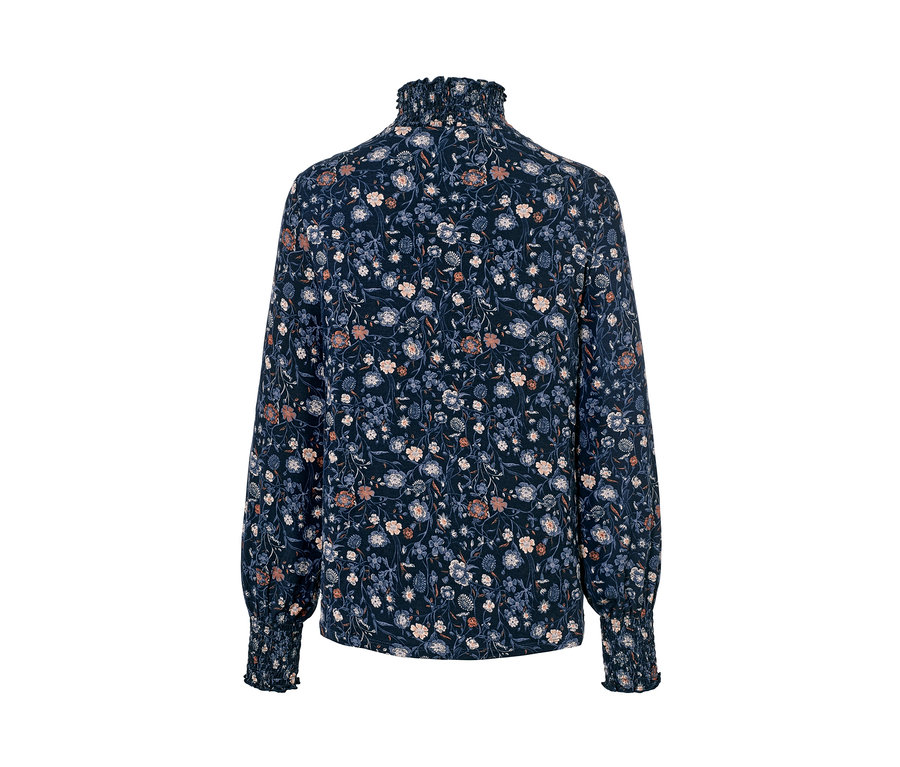 Gros plan sur une blouse à fleurs avec col montant.