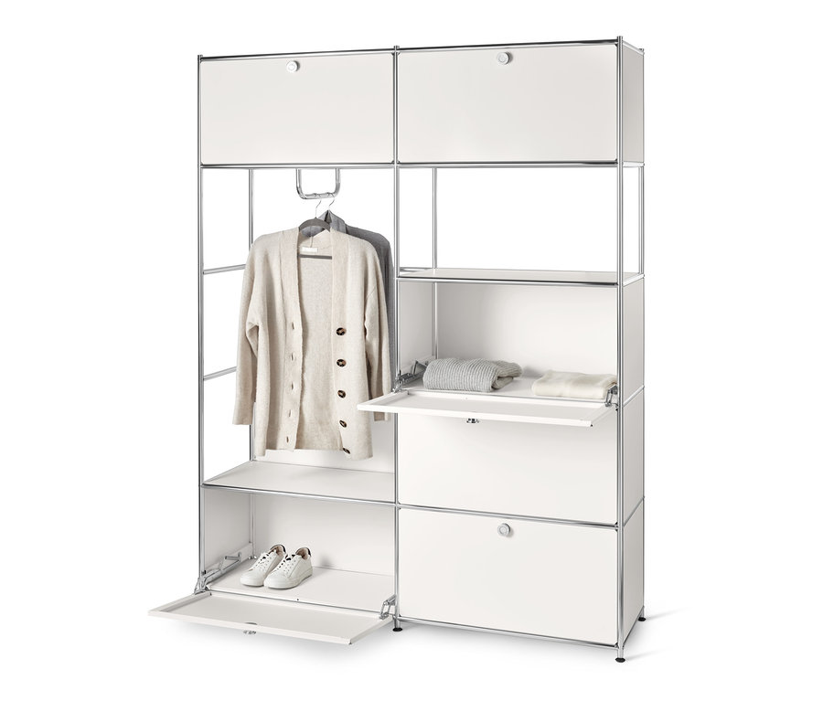 Système d'armoires en métal « CN3 », blanc avec vêtements et chaussures.