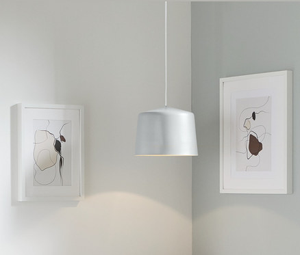Armoire ouverte blanche avec une lampe suspendue en métal.