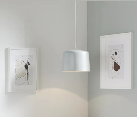 Armoire ouverte blanche avec une lampe suspendue en métal.