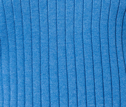 Gros plan d'un pull à col roulé côtelé bleu.
