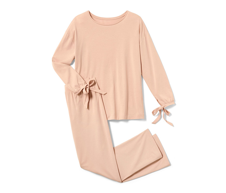 Pyjama rose avec manches longues et pantalon.