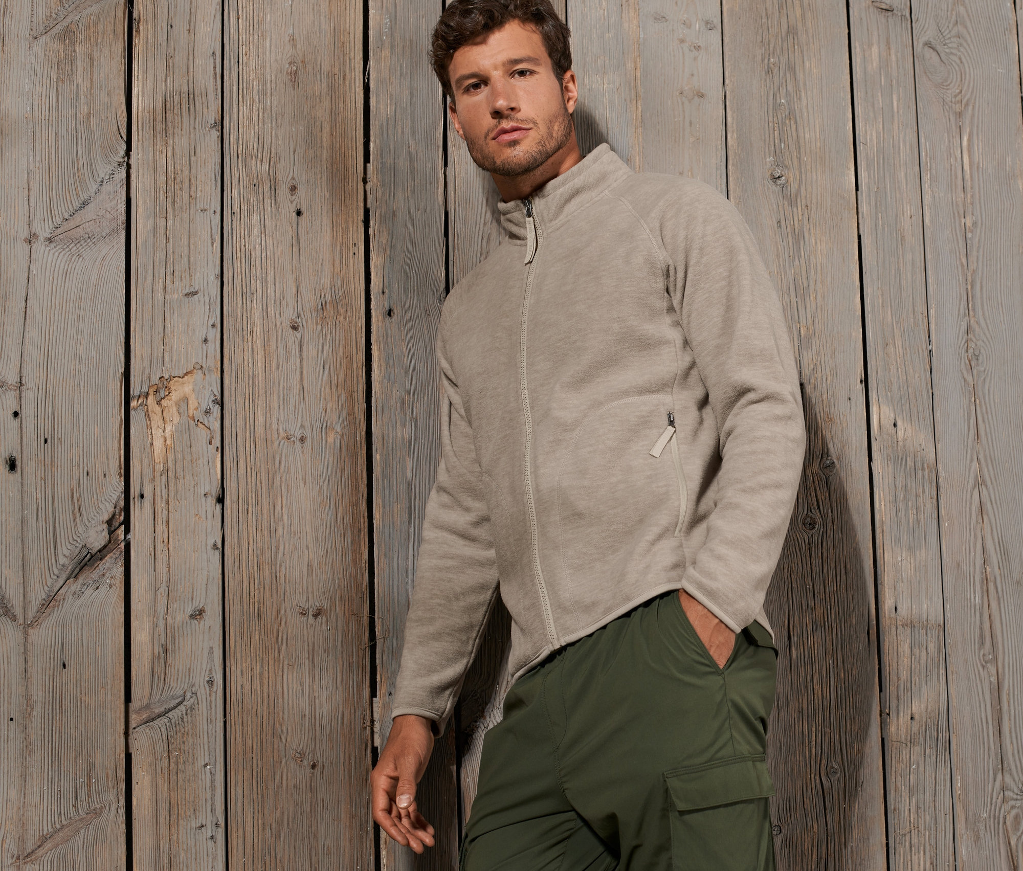 Un homme pose en jaquette en polaire.